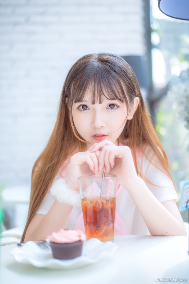 “关中逆贼？”庞统眉头挑了挑，冷笑着摇头道：“将军可是刘璝？”